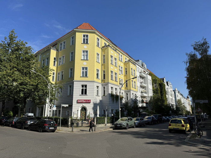 Die Hauptkamera des iPhone 15 Pro macht ausgeglichen belichtete Fotos mit einer auf das Kleinbildformat gerechneten Brennweite von 24 mm. (Bild: Tobias Költzsch/Golem.de)